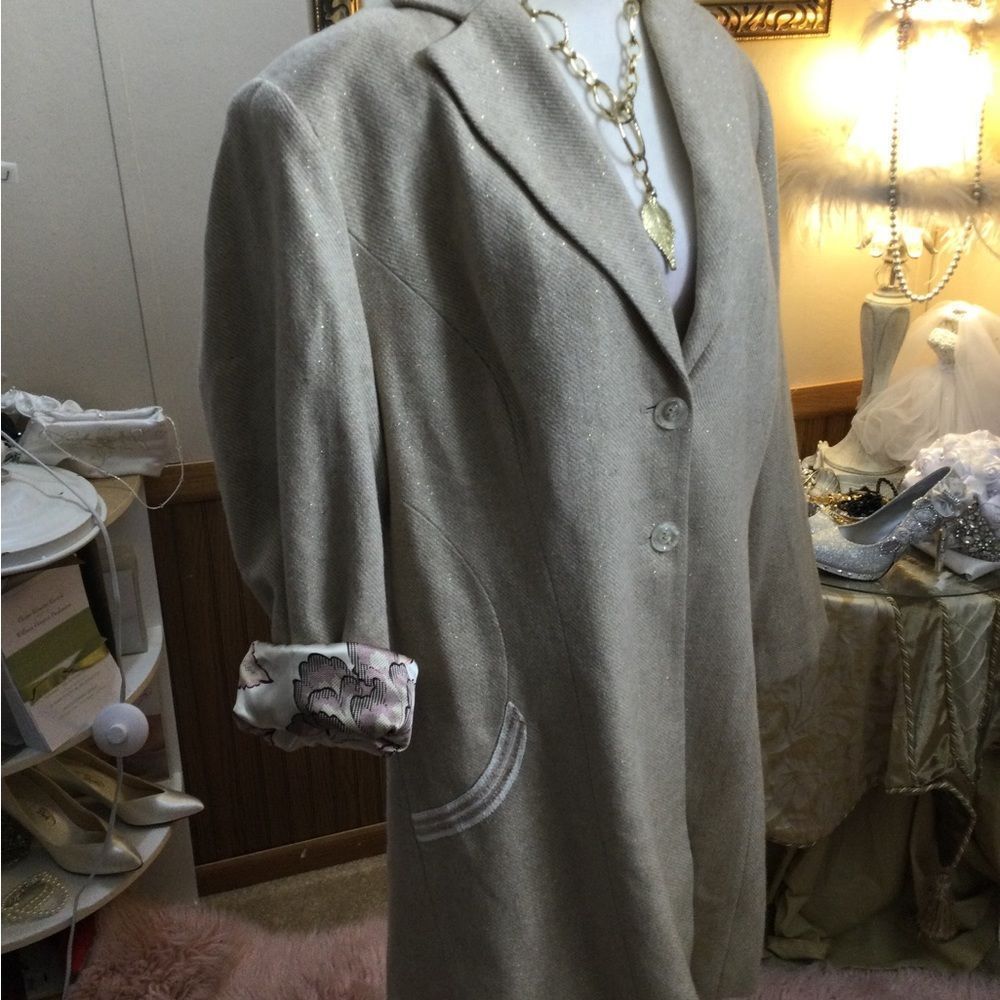 Signature by larry Levine woman 14W long blazer or jacket very elegant tan/gold